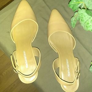 Naturalizer tan sling back pump with kitten heel